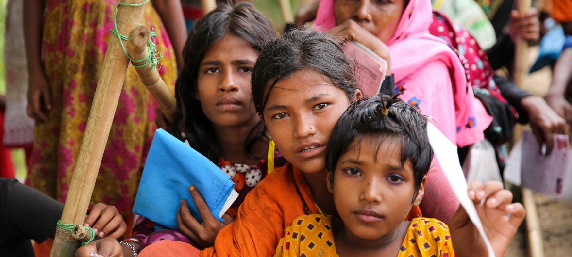 نساء و أطفال الروهينجا في انتظار تلقي المساعدات في مخيم كوكس بازار ببنغلاديش حيث يعيش حوالي مليون لاجئ