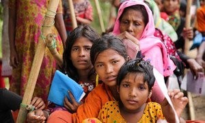 Des femmes et des enfants attendent de l'aide à Cox's Bazar, au Bangladesh, où des centaines de milliers de Rohingyas se sont réfugiés.