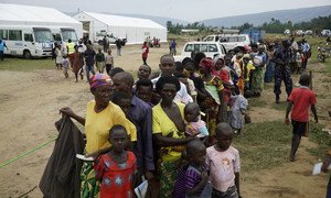 Des réfugiés qui ont fui la violence en République démocratique du Congo attendent de passer par le processus de vérification sur le site d'Oruchinga, en Ouganda.