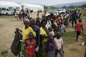 逃离刚果（金）的难民在乌干达一处安置点等待通过身份认证。