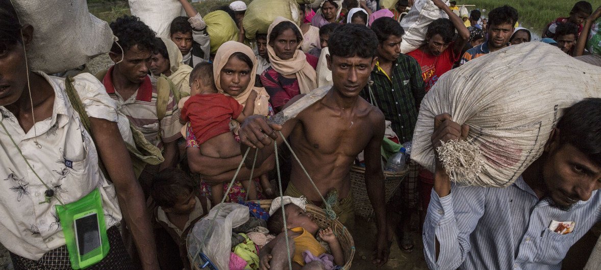 一名罗兴亚难民将孩子放在竹篮里，与其他难民一起抵达孟加拉国。自去年八月以来，共有超过67万罗兴亚人为躲避暴力从缅甸逃往孟加拉国。联合国难民署今天表示，缅甸仍不具备让难民重返家园的条件。