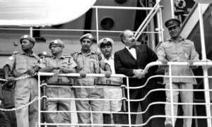 Des officiers pakistanais observent, depuis le pont d'un navire, le départ de 100 soldats pakistanais servant avec les forces de sécurité de l'ONU en Nouvelle-Guinée occidentale dans les années 1960