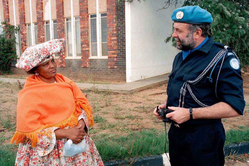 在纳米比亚温得和克，联合国过渡时期援助团维和人员与当地居民交谈。