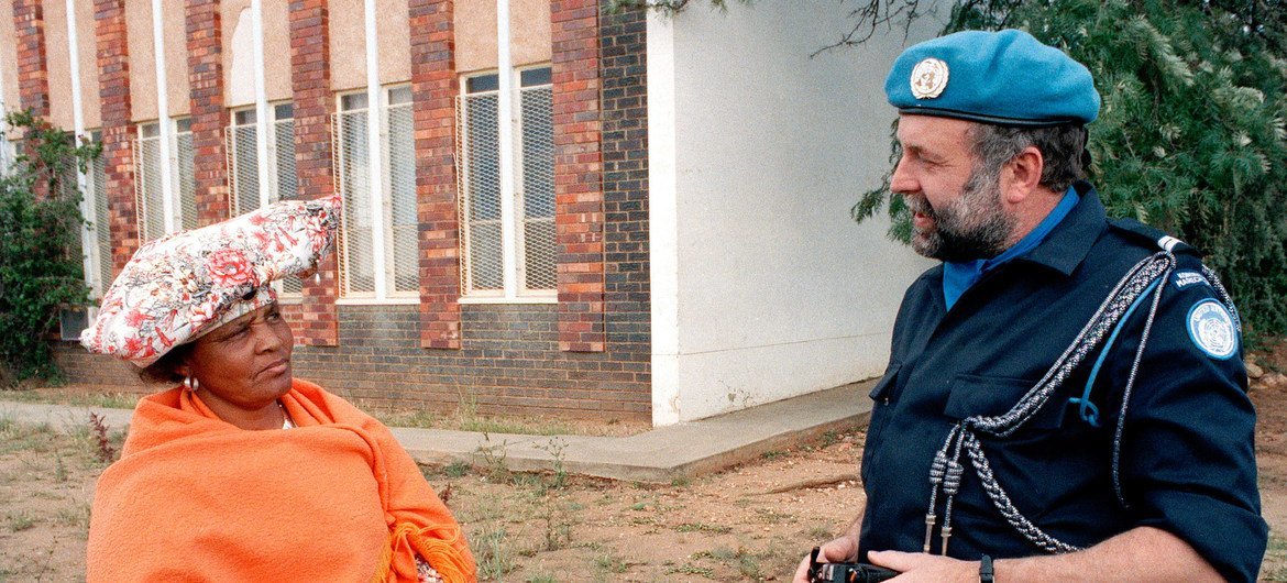 नामीबिया में संयुक्त राष्ट्र परिवर्तन सहायता समूह के साथ एक डच यूएन पुलिस मॉनिटर. (फ़ाइल, 1989)
