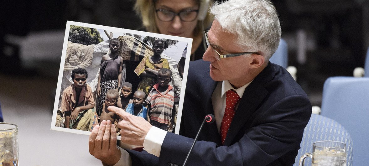 Марк Локок показывает членам Совета Безопасности фотографию семьи вынужденных переселенцев в ДРК