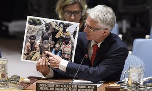 Lors d'un exposé au Conseil de sécurité, Mark Lowcock, le Secrétaire général adjoint aux affaires humanitaires et Coordonnateur des secours d'urgence, présente des photos de sa récente mission en République démocratique du Congo.