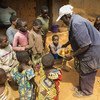 Un Nigérian partage de la nourriture avec des Camerounais qui ont fui les violences dans les régions anglophones du Cameroun (photo d'archives)..