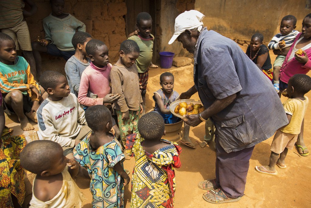 Un Nigérian partage de la nourriture avec des Camerounais qui ont fui les violences dans les régions anglophones du Cameroun (photo d'archives)..