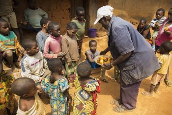 William Ajili, 70 ans, partage la nourriture que lui et sa famille ont avec la famille de réfugiés camerounais qu'il héberge dans sa maison au Nigeria. La famille a fui les répressions et les violences en cours au Cameroun anglophone.