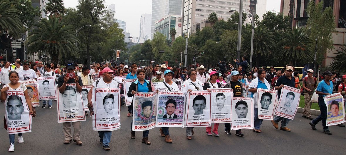 人们在墨西哥城就 Ayotzinapa 乡村学校43 名学生失踪事件进行抗议。