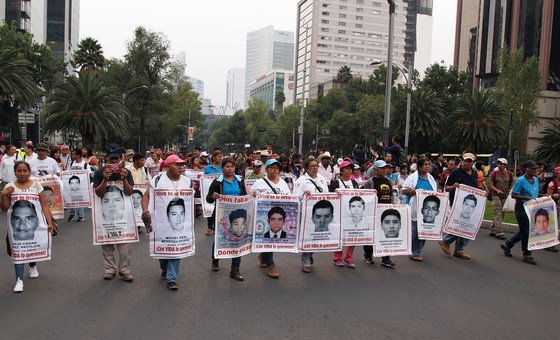 تجمع اعتراضی در مکزیکوسیتی در مورد مدرسه روستایی Ayoitzinapa با حضور 43 دانش آموز ناپدید شده.