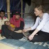 La actriz Cate Blanchett conversa con Jhura, una mujer de 28 años que huyó de Myanmar con sus dos hijos.