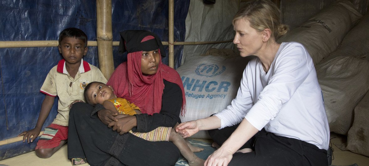 A Cox's Bazar, au Bangladesh, l'ambassadrice de bonne volonté du HCR, Cate Blanchett, rencontre une réfugiée rohingya qui a fui le Myanmar (archives).