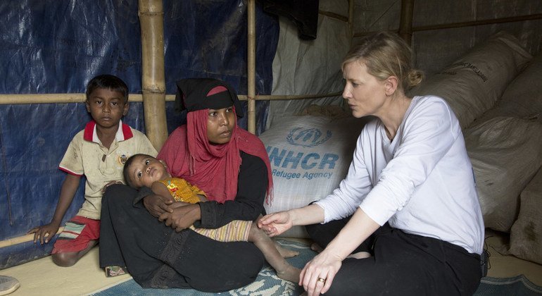 La actriz Cate Blanchett conversa con Jhura, una mujer de 28 años que huyó de Myanmar con sus dos hijos.