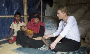 A Cox's Bazar, au Bangladesh, l'ambassadrice de bonne volonté du HCR, Cate Blanchett, rencontre une réfugiée rohingya qui a fui le Myanmar.