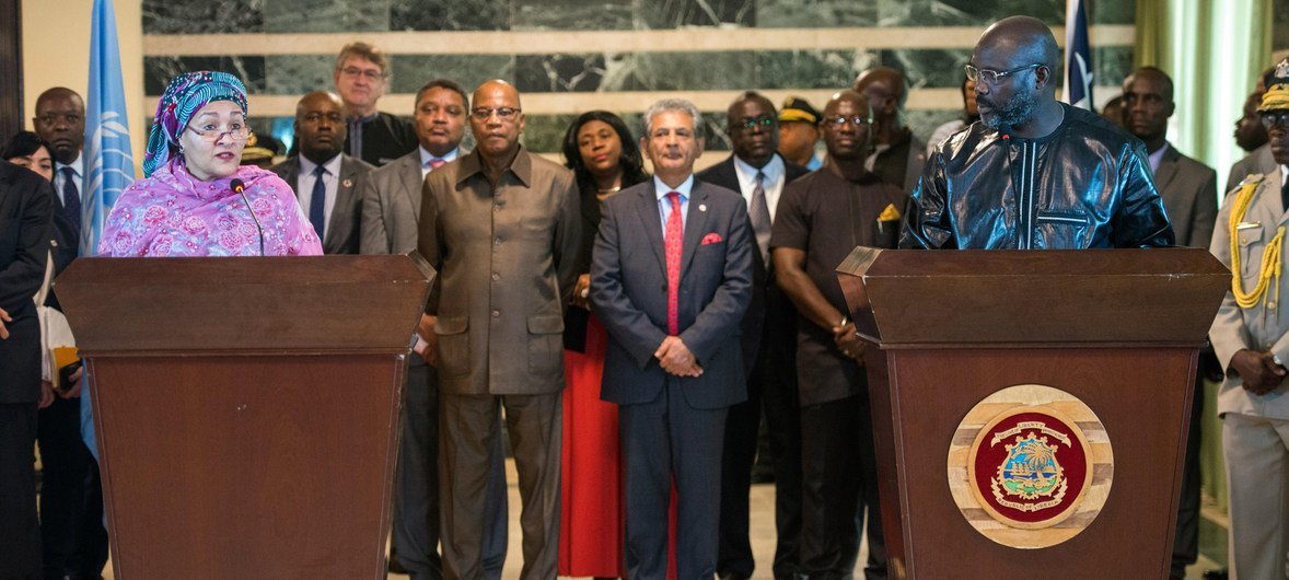 联合国副秘书长阿米娜·默罕默德和利比里亚总统韦阿在利比里亚外交部召开记者会。