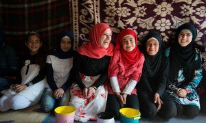 El 20 de octubre de 2016, un grupo de refugiadas sirias de entre doce y diecisiete años se reúnen en una esquina de la tienda en el asentamiento informal de Saadnayel, en Líbano.