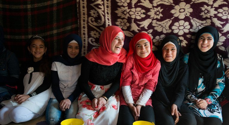 El 20 de octubre de 2016, un grupo de refugiadas sirias de entre doce y diecisiete años se reúnen en una esquina de la tienda en el asentamiento informal de Saadnayel, en Líbano.