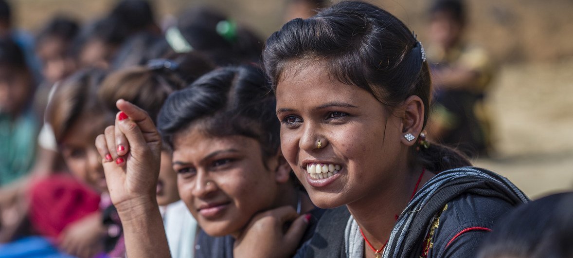 Un grupo de adolescentes conciencia sobre los problemas de educación, matrimonio infantil y formación a los ancianos de las aldeas en la localidad Chapriawan, en el distrito de Giridih, la India.