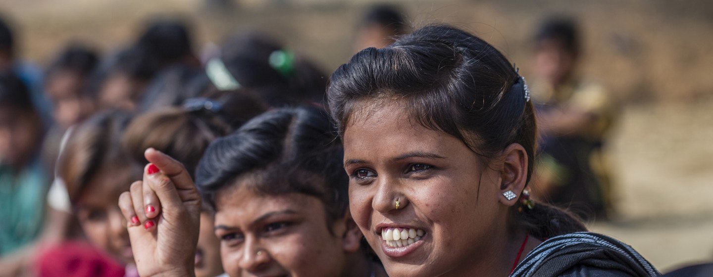 Un grupo de adolescentes conciencia sobre los problemas de educación, matrimonio infantil y formación a los ancianos de las aldeas en la localidad Chapriawan, en el distrito de Giridih, la India.