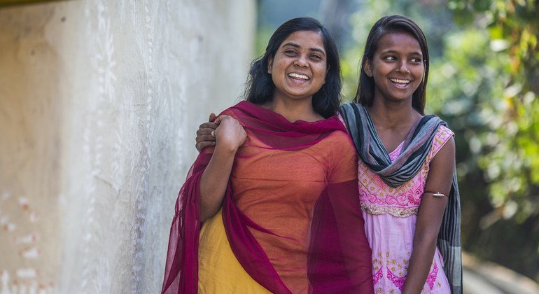 Mamta y Vinita, de diecisiete y dieciséis años, fuera de sus casas en la aldea de Berhabad, en la localidad de Giridih. 