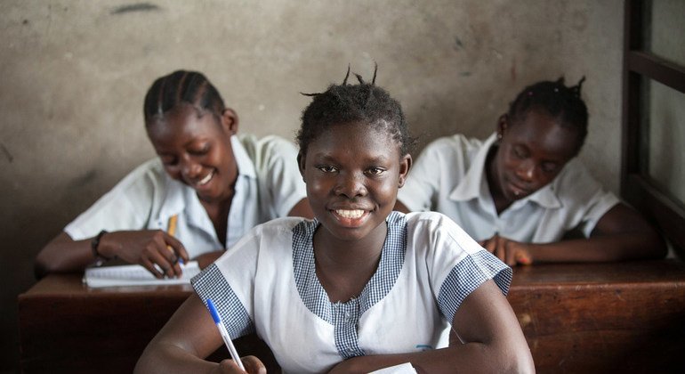 Florence, una estudiante congoleña de catorce años, en la escuela de educación secundaria Hope, en la localidad de Kalamu, en el distrito de Kinshasa.