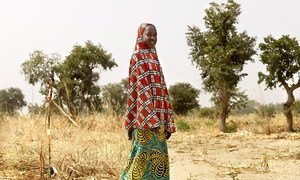 Habsatou, una joven de treces años, en la localidad de Rounga Hardo Oro, en el distrito de Maradi, Níger.
