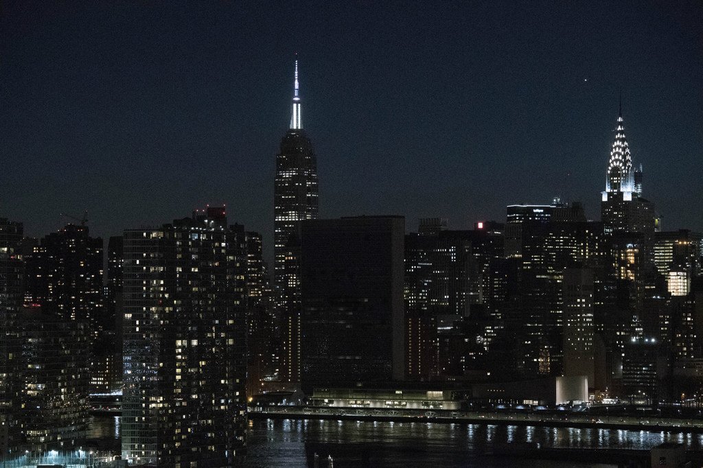 L'ONU participe à l'événement 'L'Heure pour la Terre' en éteignant les lumières de son siège à New York pendant une heure.