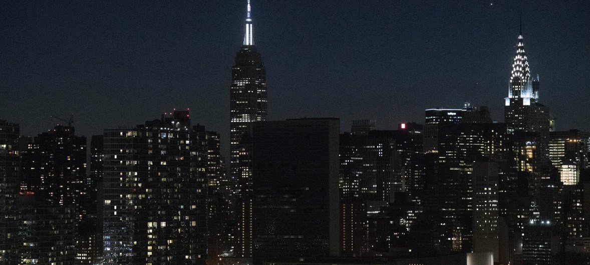 La ONU se une a muchos lugares de el mundo y apaga las luces de su sede en Nueva York en cumplimiento de la 'Hora del Planeta'.