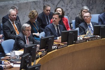 Le Premier ministre des Pays-Bas, Mark Rutte (au centre), dont le pays préside le Conseil de sécurité en mars, le Secrétaire général, António Guterres (à gauche) et le Secrétaire général adjoint aux affaires politiques, Jeffrey Feltman (à droite).