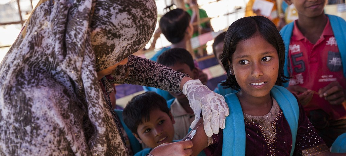 Cox's Bazar, Bangladesh: un agent de santé inocule une fillette rohingya dans le camp de réfugiés de fortune d'Unchiprang lors d'une campagne de vaccination contre la rougeole soutenue par l'UNICEF