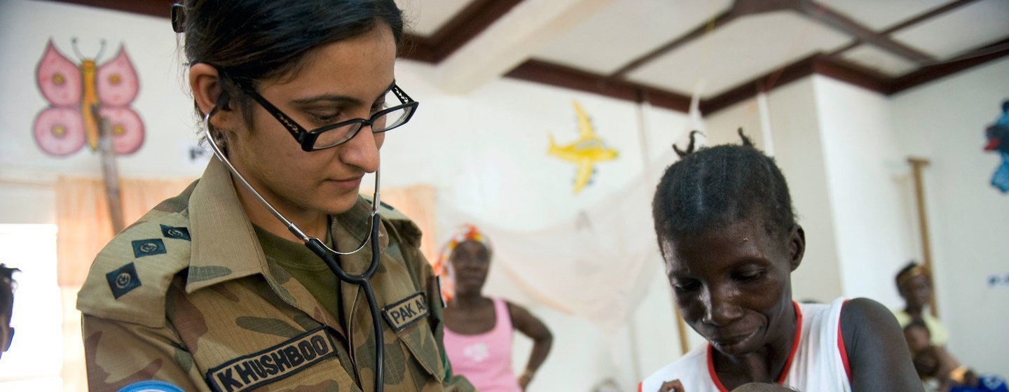 A Pakistani medical officer serving with the UN Mission in Liberia (UNMIL) examines an infant in a maternity ward in Tubmanburg in February 2009.