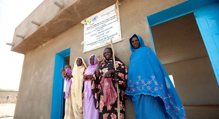 Cuatro mujeres se reúnen en el centro para mujeres de Kuma Garayat, construido por los miembros senegaleses de UNAMID en 2012. 