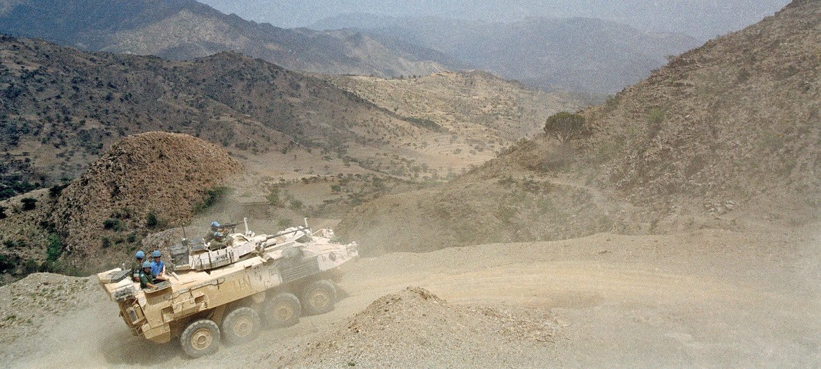 2001年6月，联合国埃塞俄比亚和厄立特里亚特派团的一辆装甲运兵车在两国边境沿线缓冲地带巡逻。