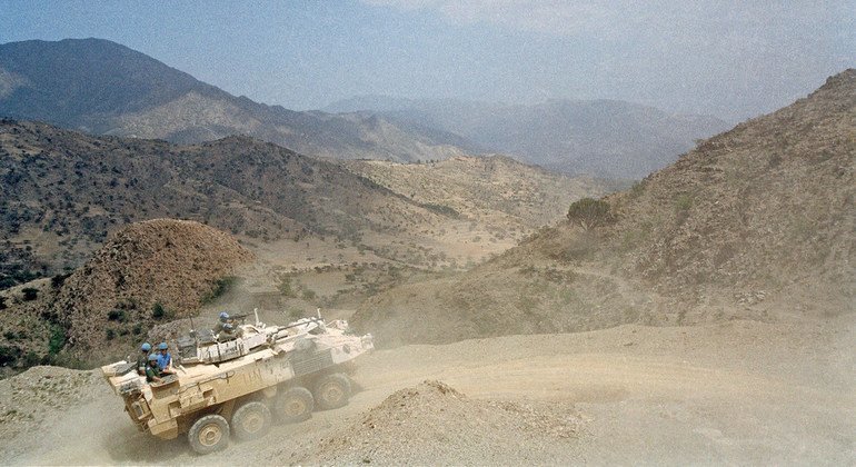 An armoured personnel carrier from the Netherlands and Canadian Battalion (NECBAT), part of the UN Mission in Eritrea and Ethiopia (UNMEE), patrols the Temporary Security Zone, a buffer area along the countries’ common border (1 June 2001).