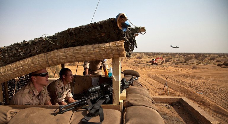 Peacekeepers from the Netherlands serving with the UN Multidimensional Integrated Stabilization Mission in Mali (MINUSMA) keep watch from their guard station on the rooftop of an abandoned building, at the site of their military camp in Gao (26 February 2