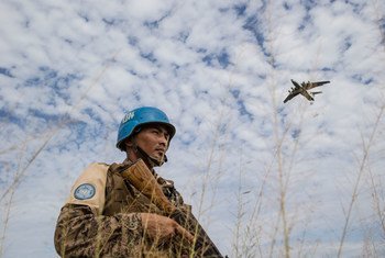 Unmiss lembra que militares da ONU protegem as famílias deslocadas em situação de vulnerabilidade.