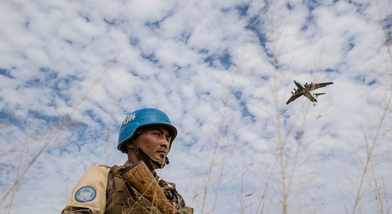 Un miembro del personal de mantenimiento de la paz mongol garantiza la seguridad mientras el Programa Mundial de Alimentos entrega alimentos en Bentiu, Sudán del Sur (21 de octubre de 2015).