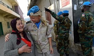 La teniente coronel Ella Van Den Heuvel, de los Países Bajos, habla con una residente local mientras patrulla en Rmeish, Líbano del Sur (diciembre de 2017).
