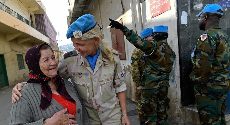 A tenente-coronel Ella Van Den Heuvel, da Holanda, interage com um residente local enquanto patrulha em Rmeish, no sul do Líbano.