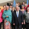 O secretário-geral, António Guterres, com mulheres que compõem parte de sua equipe de liderança.