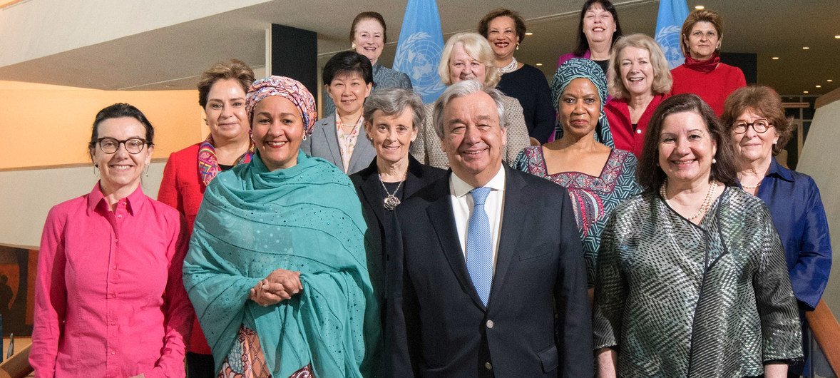 Le Secrétaire général António Guterres (2e à droite, devant) avec des femmes, qui font partie de son équipe de direction, qui a atteint l'équilibre entre les sexes au sein du Groupe de direction.