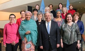 安东尼奥·古特雷斯秘书长(右二，前排)的领导团队在高级管理层中实现了性别均衡。