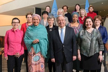 El Secretario General con las mujeres que forman parte del equipo directivo de la ONU