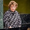 Geraldine Byrne Nason, Representante Permanente da Irlanda junto à ONU, discursa em um pódio durante um evento do Dia Internacional da Mulher na sede da ONU em Nova York.