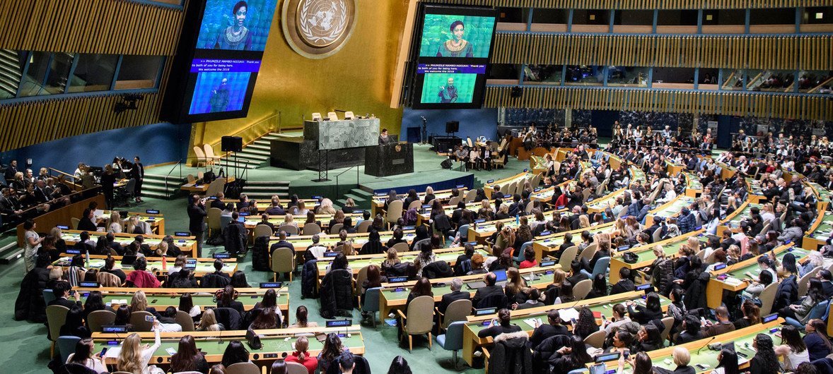 Mujeres se reúnen en la Asamblea General para celebrar el Día Internacional de la Mujer.
