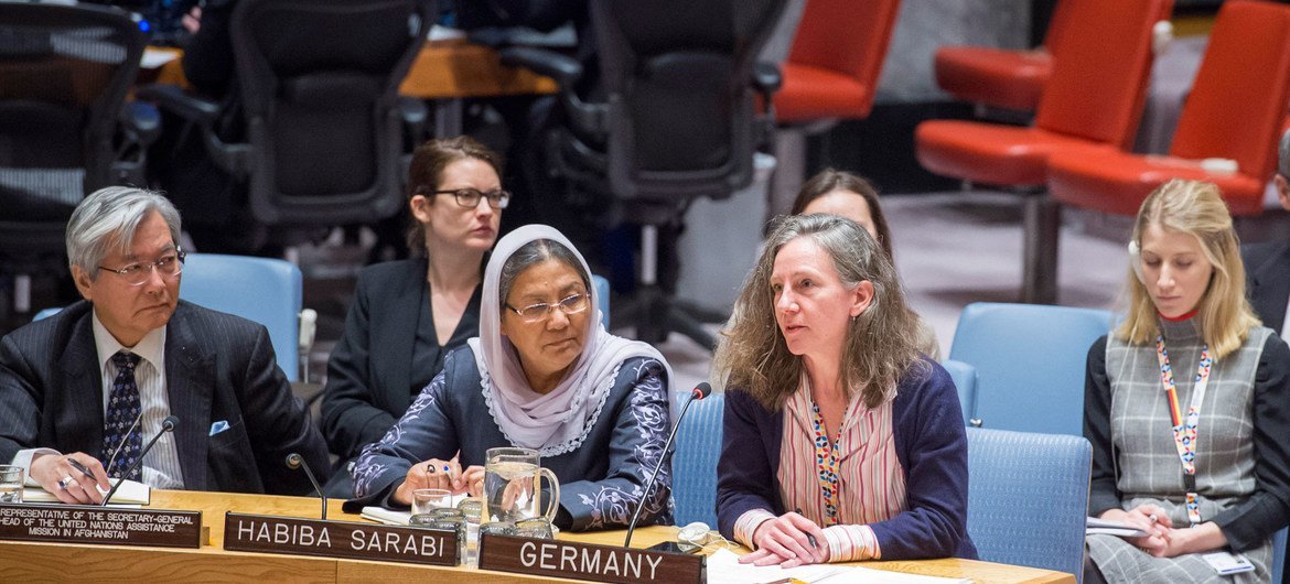 حبيبة سرابي نائبة رئيس المجلس الأعلى للسلام في أفغانستان (في منتصف الصورة) تتحدث أمام جلسة مجلس الأمن الدولي حول الوضع في أفغانستان