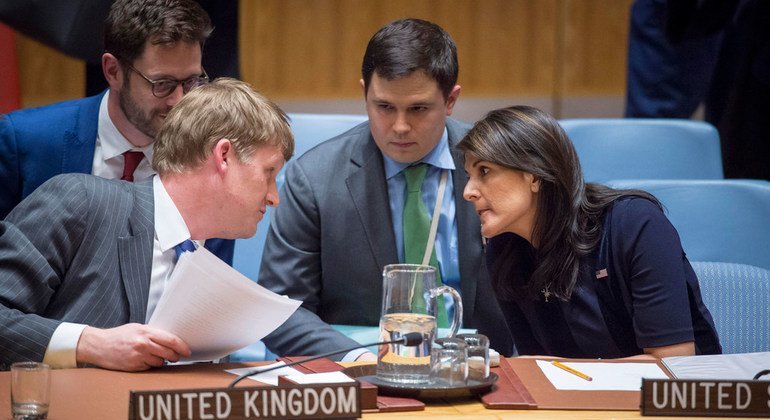 英国常驻联合国代表乔纳森·艾伦(左)和美国常驻联合国代表黑莉（右）在安理会就英国遭受“神经毒剂”袭击事件举行的紧急会议上发言。