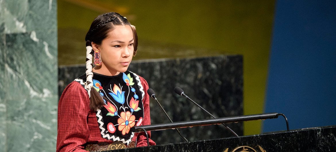 المدافعة عن قضايا المياه أوتوم بيلتييه، البالغة من العمر 13 عاما والمنتمية  إلى شعب ويكويمكونغ من الشعوب الأصلية في كندا تتحدث في مراسم إطلاق العقد الدولي للعمل من أجل المياه في قاعة الجمعية العامة للأمم المتحدة 