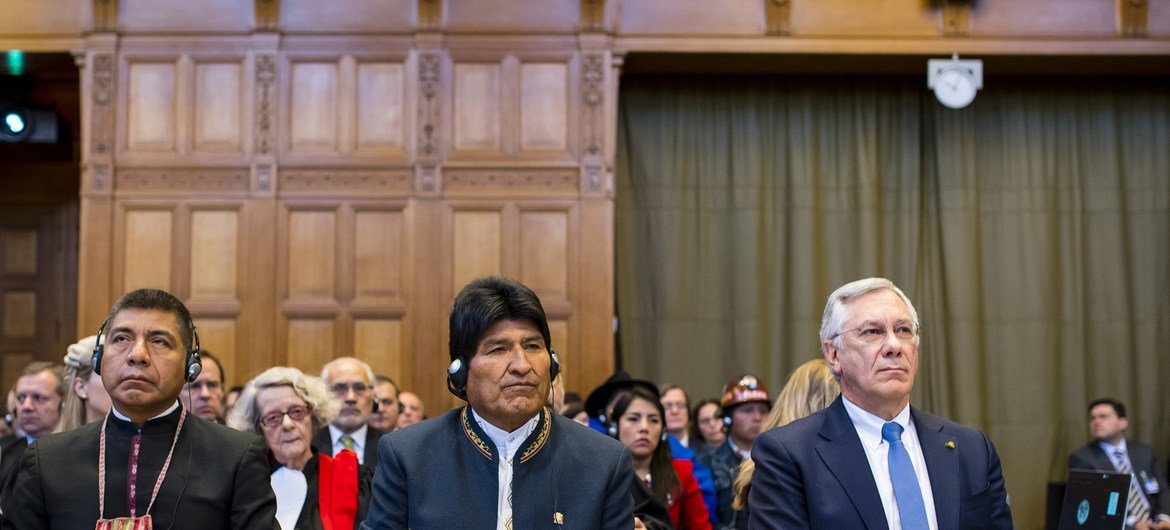 El presidente de Bolivia, Evo Motales, asiste a la apertura de las declaraciones en el caso sobre el acceso al océano Pacífico que enfrenta a Bolivia y Chile.